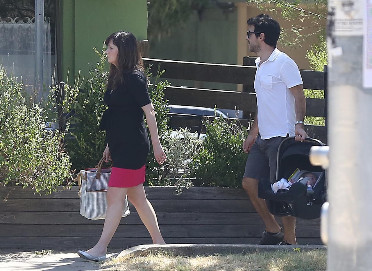 La guapa actriz ya pasea por las calles de Texas con su nueva familia.