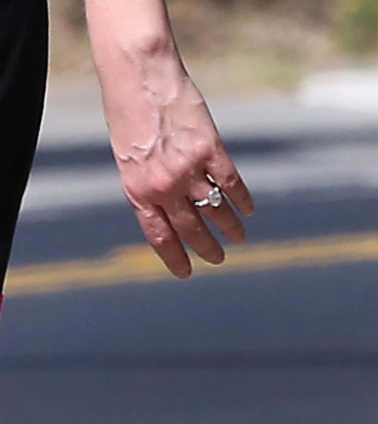 La actriz llevaba su enorme argolla de matrimonio.