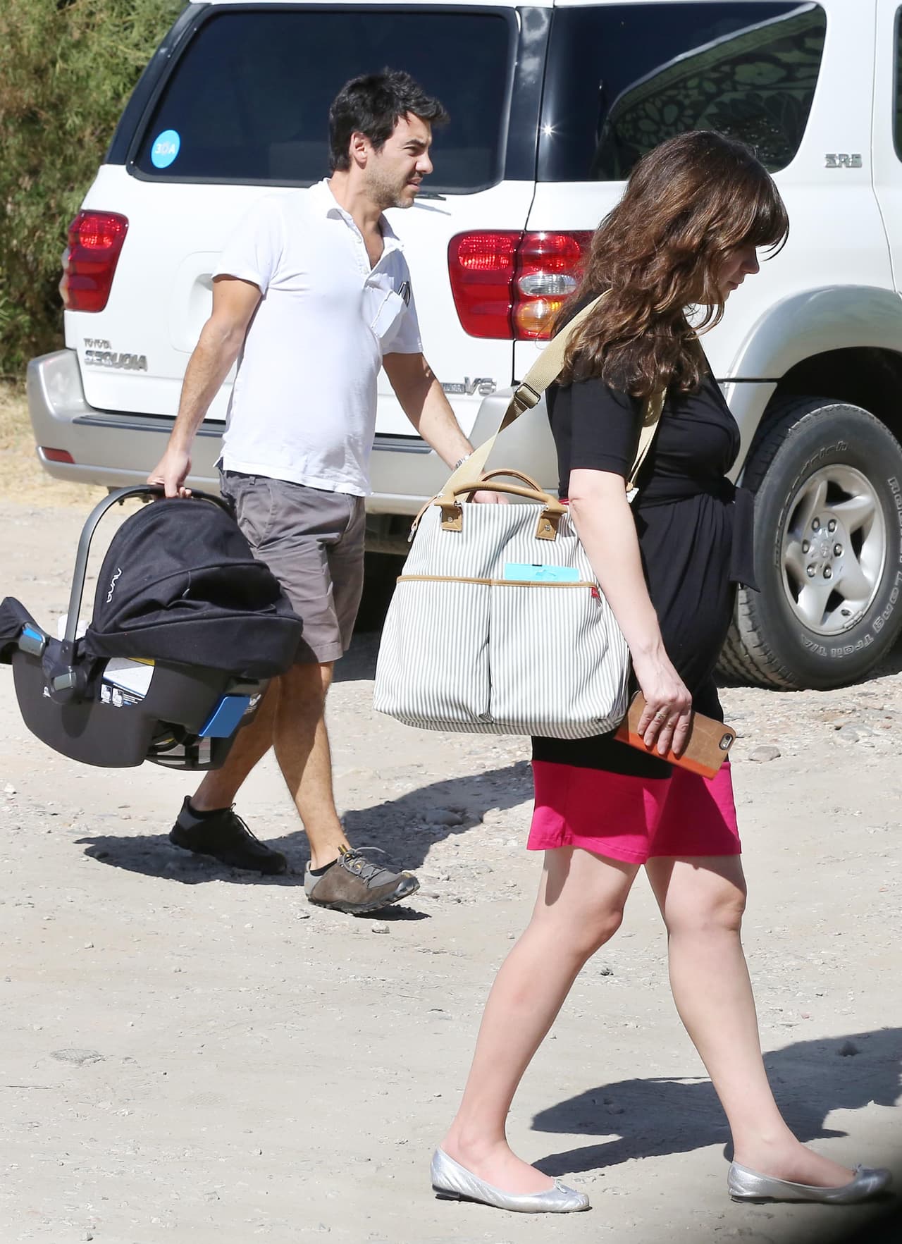 Al ver las cámaras aceleraron el paso.