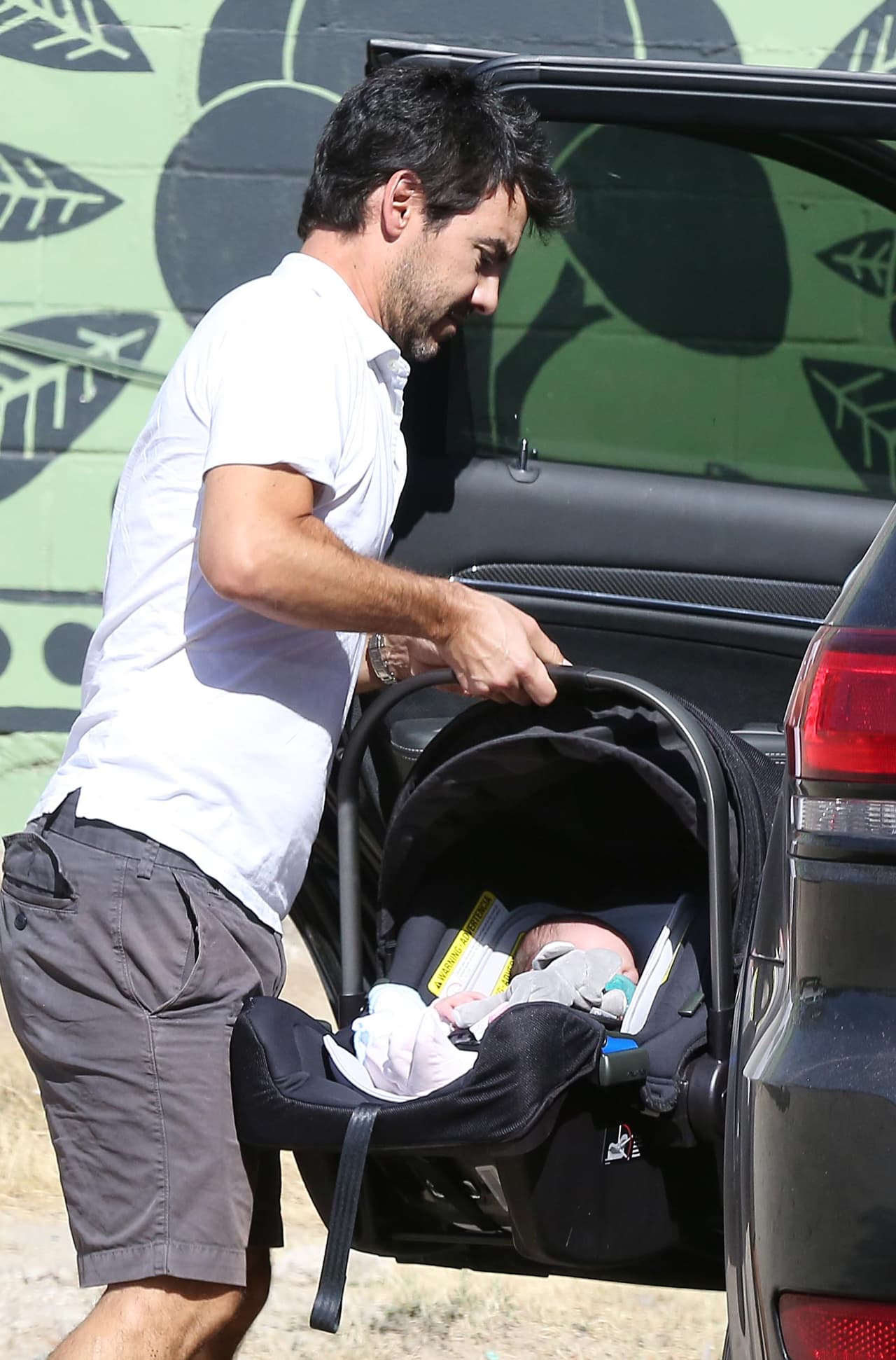 Papi la subió a la camioneta con mucho cuidado.