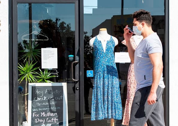 Si bien las tiendas minoristas pueden abrir para recoger los productos, muchas tiendas todavía trabajan en la logística de atención, ya que esta nueva experiencia es nueva para sus clientes.