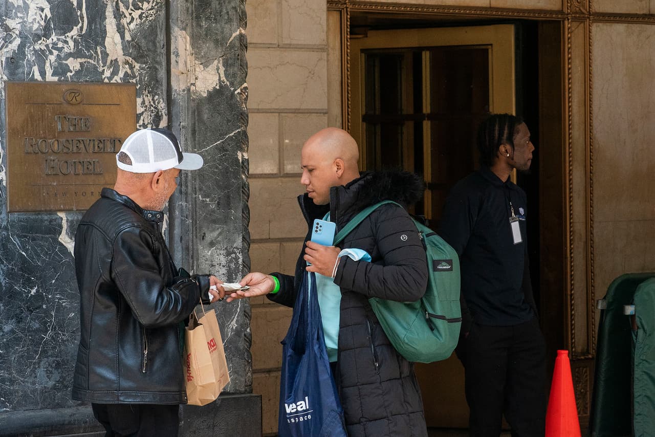 Dos personas en la entrada del Hotel Roosevelt