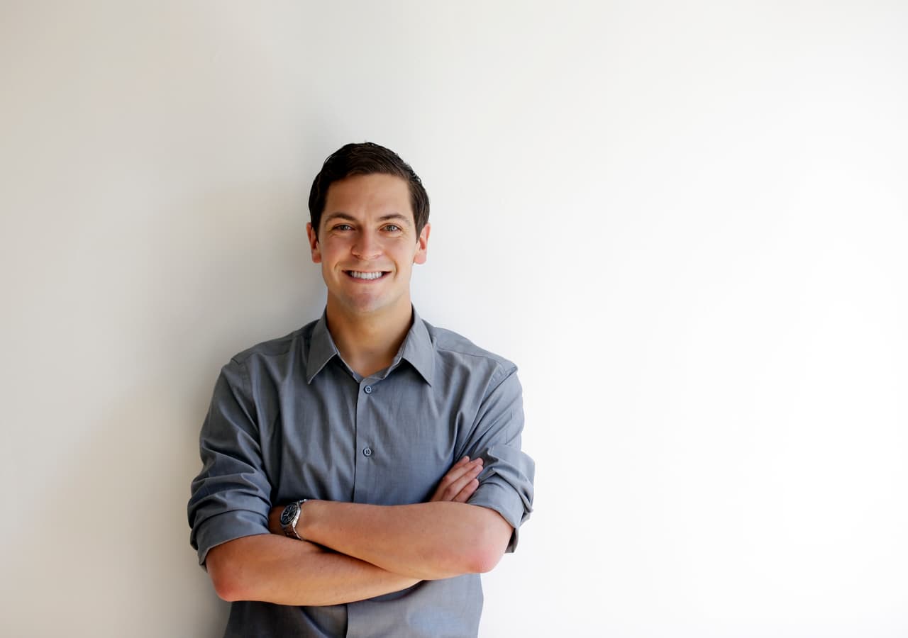 <b>Sean Eldridge. </b>Es un activista, excandidato al Congreso por el Partido Demócrata y fundador de Stand Up America, una organización liberal en favor de la democracia estadounidense. “El concepto de un impuesto a la riqueza no es nuevo: millones de estadounidenses de ingresos medios ya pagan un impuesto cada año por su principal fortuna: su hogar. El moderado gravamen que apoyamos haría que paguemos un pequeño monto sobre nuestra fuente principal de riqueza”, agrega la carta.