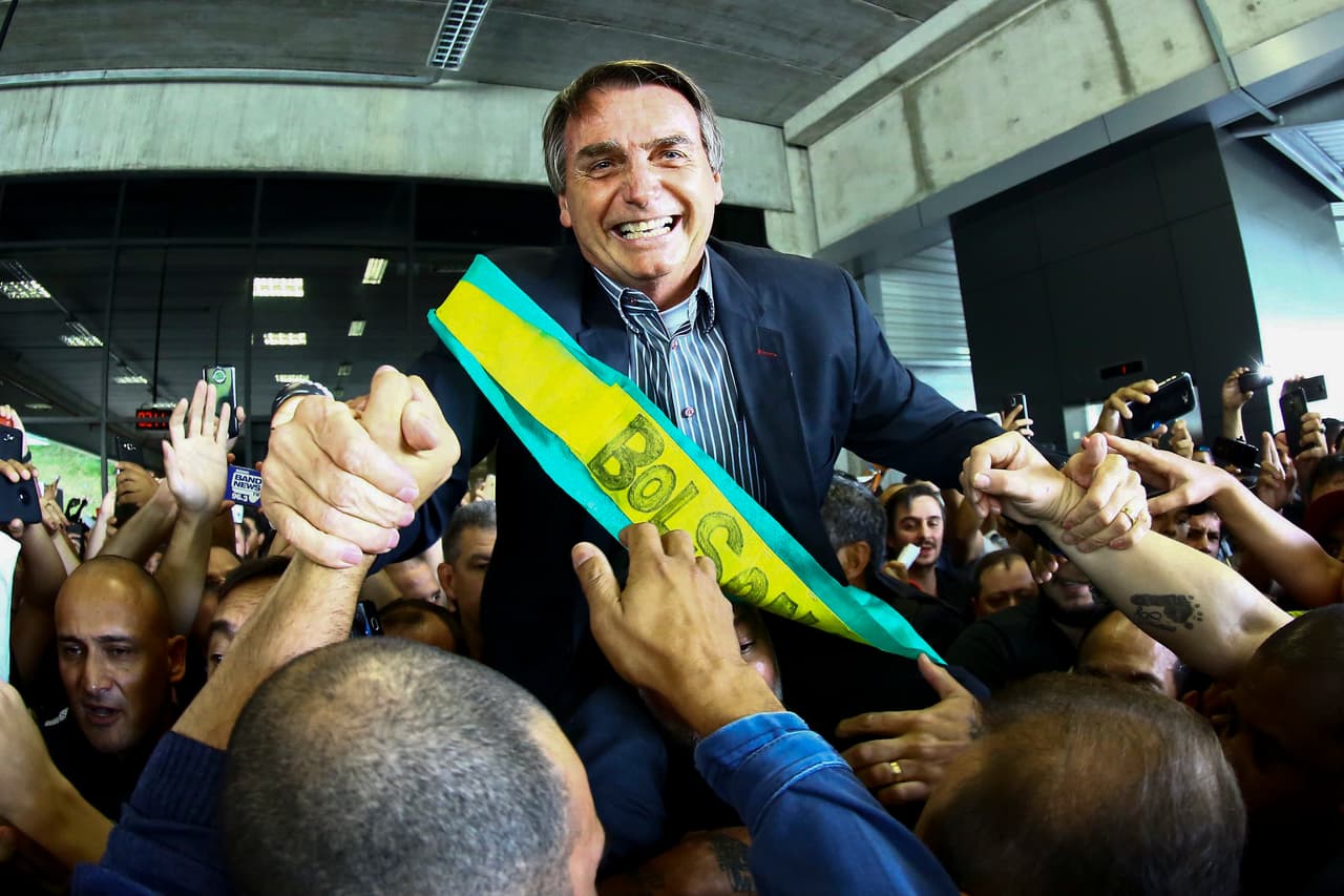 La popularidad de Bolsonaro subía mientras la de los partidos tradicionales bajaba, acosados por los escándalos de corrupción. El PT de Lula fue relacionado con la operación Lava Jato y apartado del poder tras un polémico impeachment contra Dilma Rousseff. Las principales figuras de otros partidos también resultaron implicadas en casos de corrupción: el PSDB, de Aécio Neves, y el MDB, del presidente Michel Temer, que además dejó al país en la peor crisis económica de la última década.