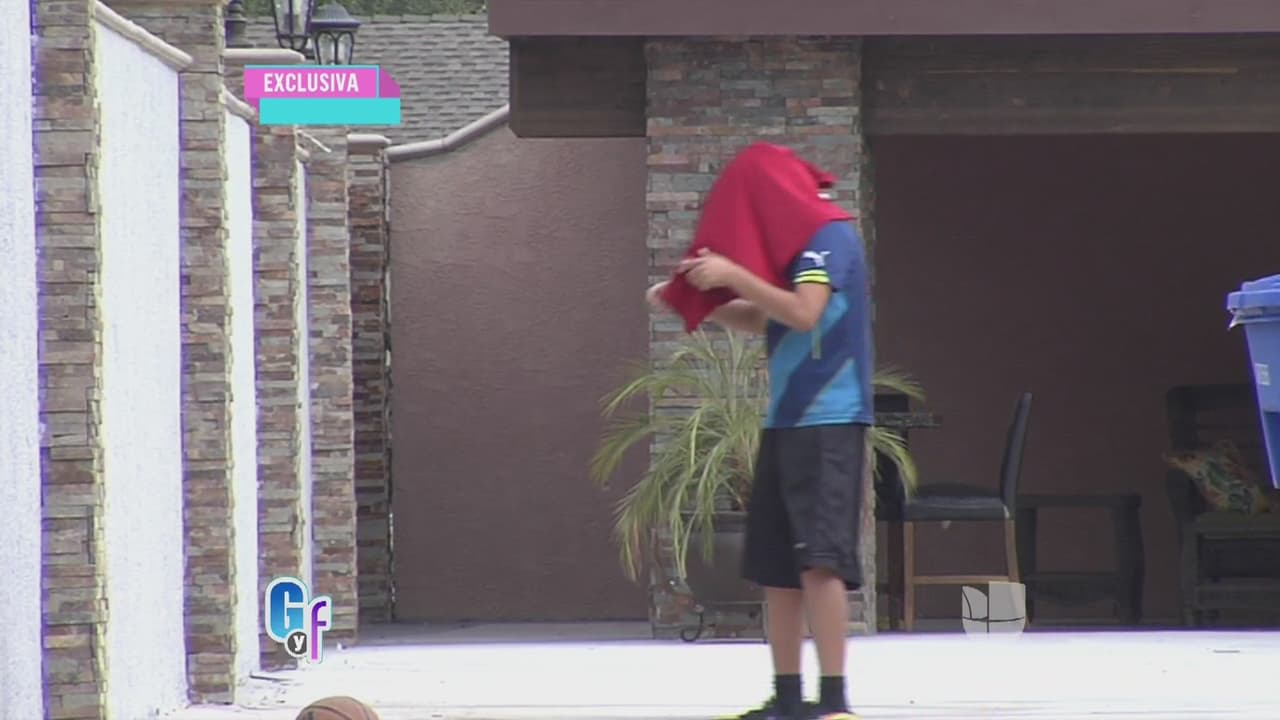 El pequeño hijo del cantante se cubrió la cara después de darse cuenta de que las cámaras estaban captando sus actividades.