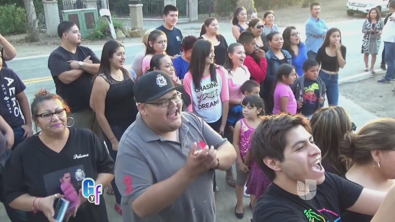 El músico en agradecimiento con sus fieles seguidores, les envió playeras y café por el apoyo.