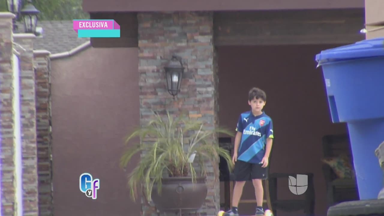 Su hijo Sebastián se paseó por el patio de su casa en un patín eléctrico, cuando se dio cuenta de que la cámara estaba grabando,