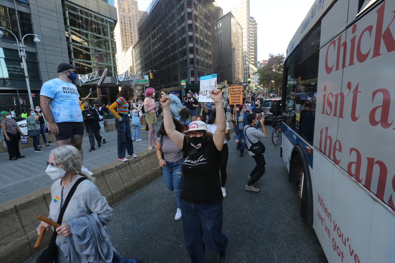 Cientos de manifestantes comienzan a caminar hacia Times Square, donde continuarán la celebración por el presidente electo Joe Biden.