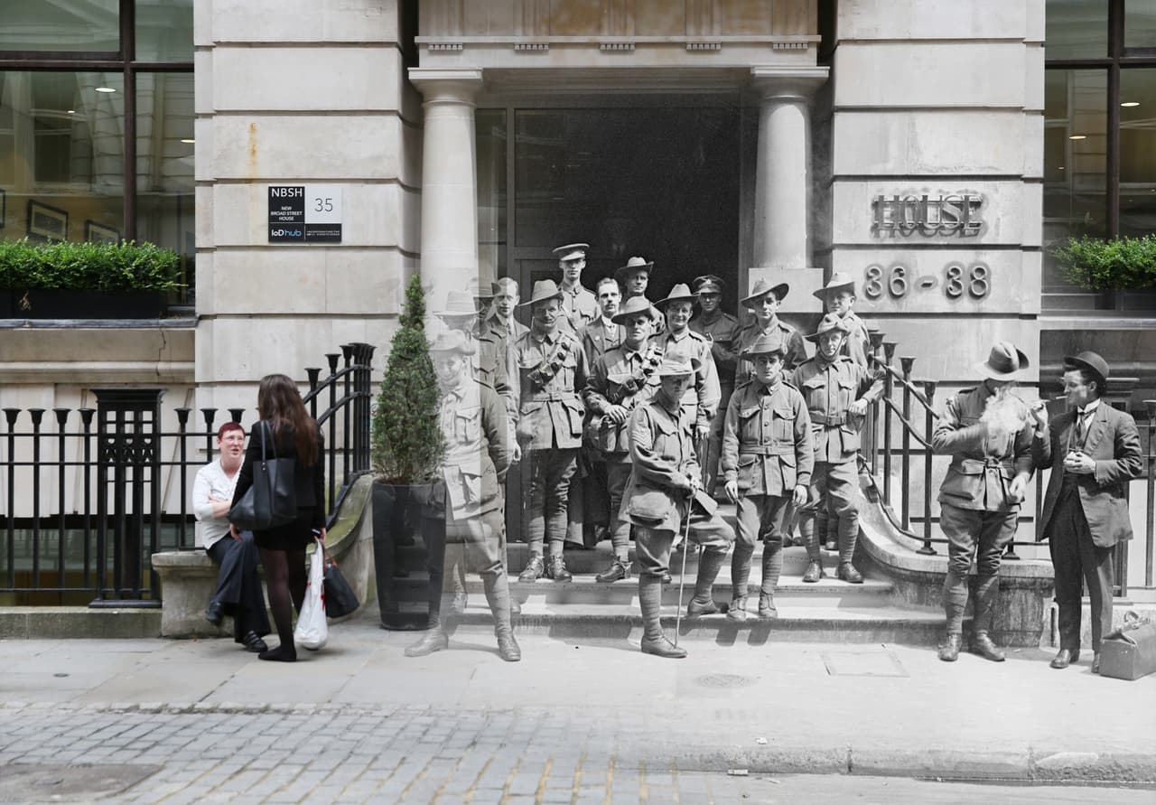 <b>Londres, Inglaterra (1917-2014).</b> La foto de un de un grupo de soldados australianos posando en la calle New Broad de Londres sobre una imagen del mismo edificio tomada 98 años después. En total más de 70 millones de militares se movilizaron y combatieron en la que fue la guerra más grande de la historia hasta ese momento.