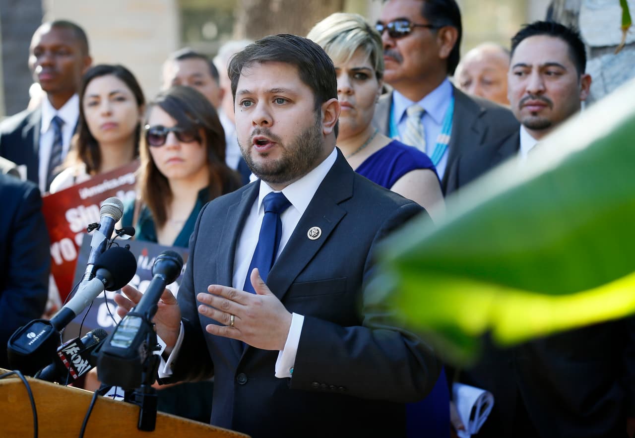<b>Ruben Gallego. Distrito 7, Arizona.</b> Ocupa el cargo desde 2015. Nació en en 1979 Chicago, Illinois, de ascendencia colombiana y mexicana. Es demócrata y su distrito incluye la mayor parte del sur, oeste y centro de Phoenix, junto a una parte de la ciudad de Glendale, en el condado Maricopa.
