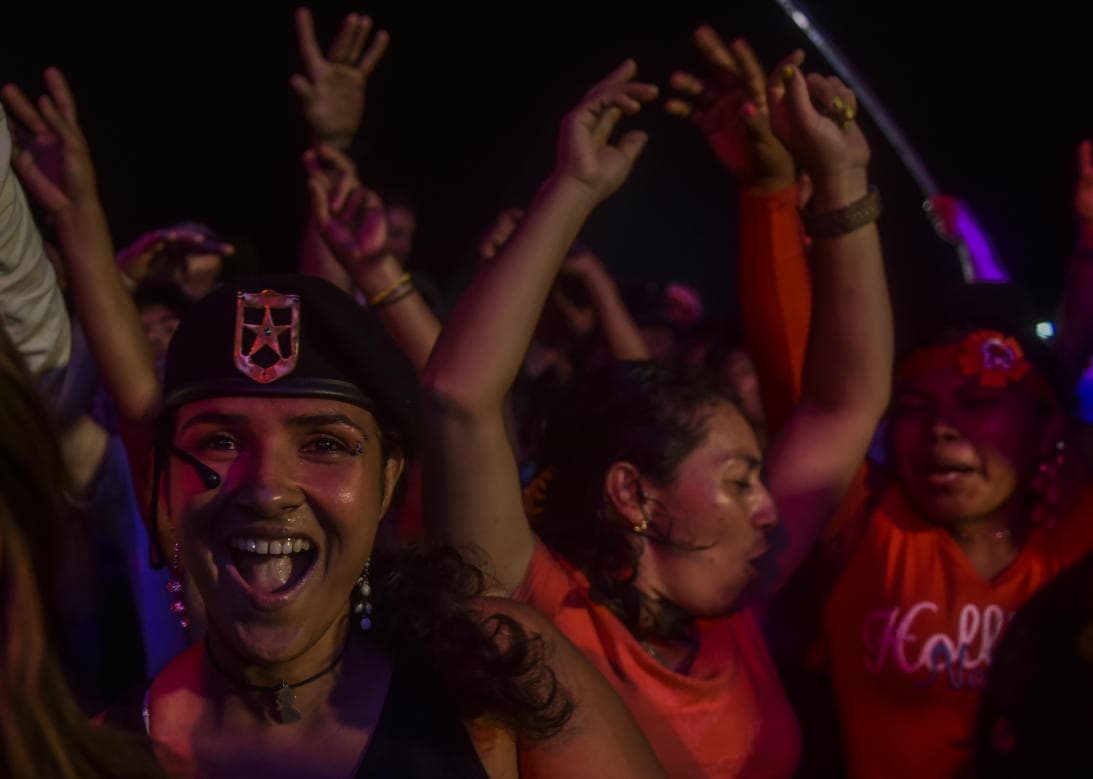<b>La fiesta de las Farc. </b>Miembros del grupo guerrillero Fuerzas Armadas Revolucionarias de Colombia bailan y cantan durante la última conferencia del grupo en la selva colombiana, antes de la firma de la paz con el gobierno colombiano.
<b> </b>17 de septiembre de 2016.