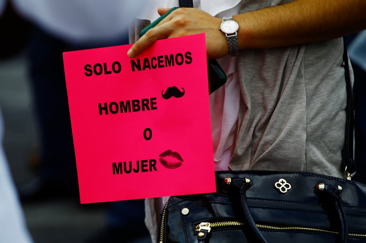 Miles de personas se manifiestan en México en contra del matrimonio entre personas del mismo sexo
