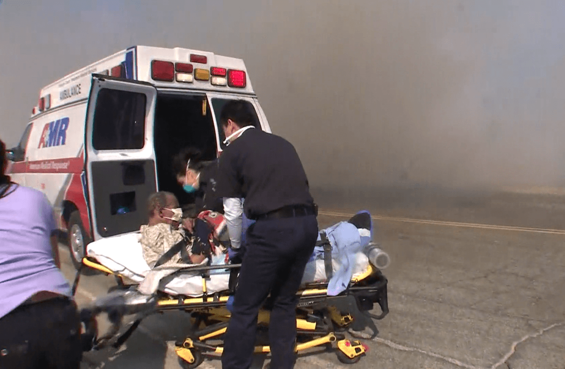 Al mismo tiempo, decenas de paramédicos trataban de estabilizar a los pacientes.