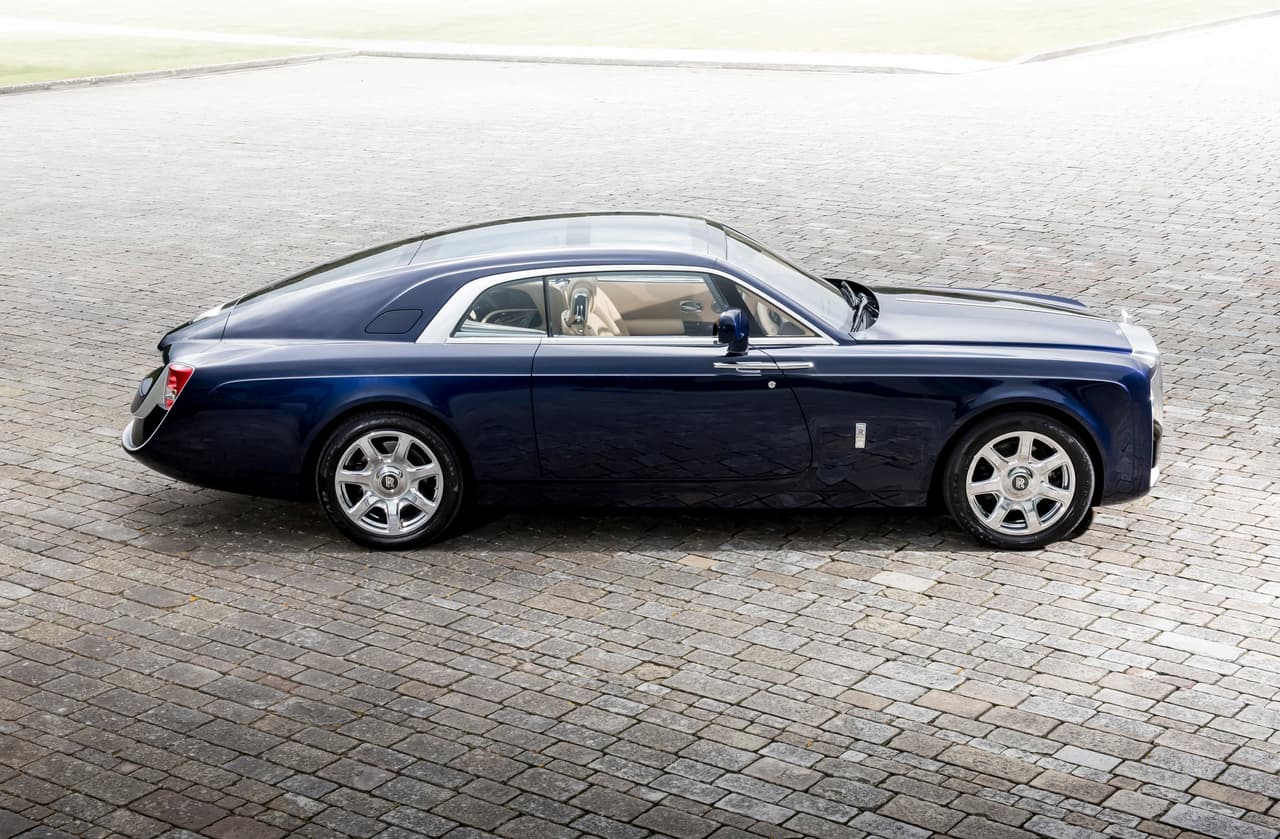 El Rolls-Royce Sweptail es un enorme gran turismo de dos puestos, diseñado y construido en exclusividad para un cliente de la marca, cuya identidad Rolls-Royce ha mantenido anónima.