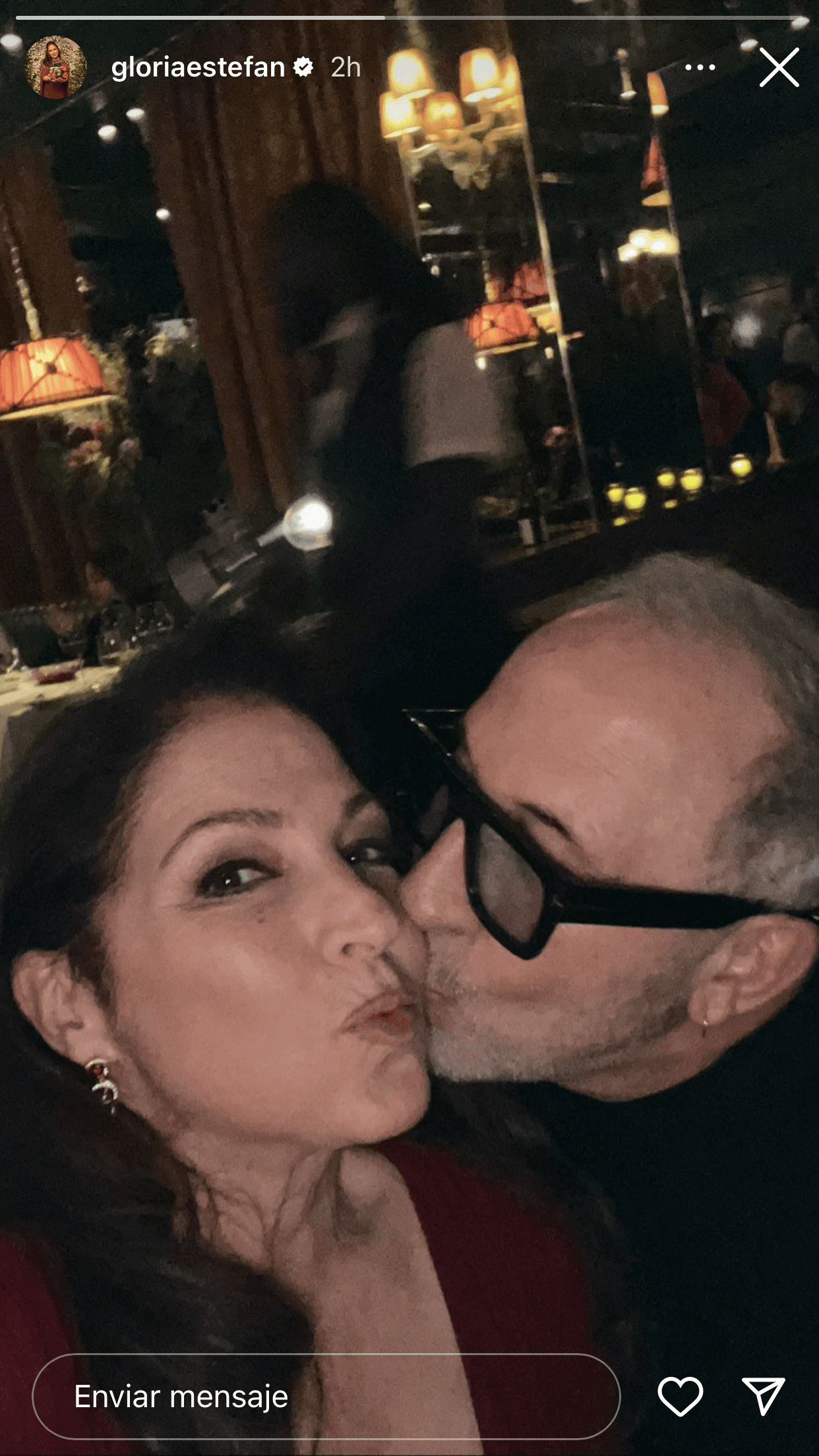 La cena también fue marco del 
<b><a href="https://www.univision.com/famosos/gloria-estefan-emilio-estefan-mansion-miami-35-millones-dolares-fotos" target="_blank">amor que se tienen Gloria y Emilio Estefan. </a></b>