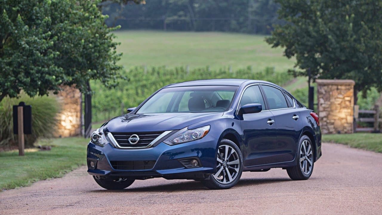 <h3 class="cms-h3-H3"><b>14. Nissan Altima</b></h3>
<br>
<br>El sedán compacto de Nissan es otro modelo popular cuyas ventas sufrieron en 2017 como efecto del rechazo de público a los sedanes, en su caso
<b>la caída fue de un impresionante 17%</b>, la segunda mayor de este ranking después del Ford Fusion. En 2017 Nissan logró vender un total de
<b>254,996 unidades</b> del Altima lo que representó una pérdida de 3 puestos en esta lista en relación al ranking de 2016.