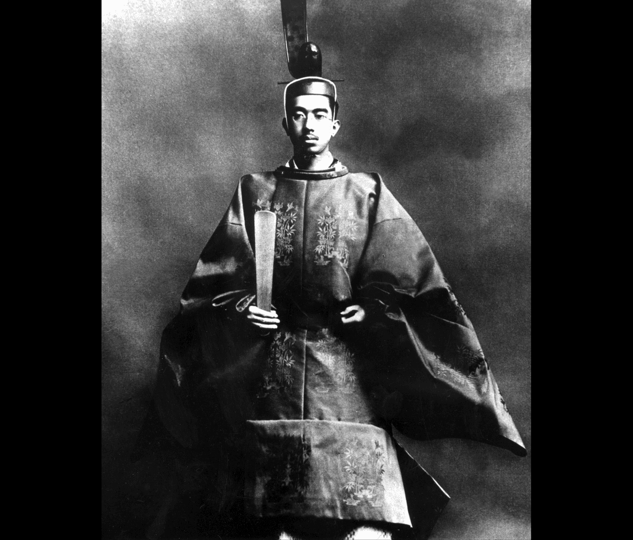 <h3 class="cms-H3-H3">12. Hirohito</h3>
<br>
<br>👑
<b>País: </b>Japón.
<br>
<br>👑
<b>Tiempo en el trono: </b>62 años y 13 días.
<br>
<br>👑
<b>Inicio del reinado: </b>25 de diciembre de 1926.
<br>
<br>👑
<b> Fin del reinado: </b>7 de enero de 1989.
<br>