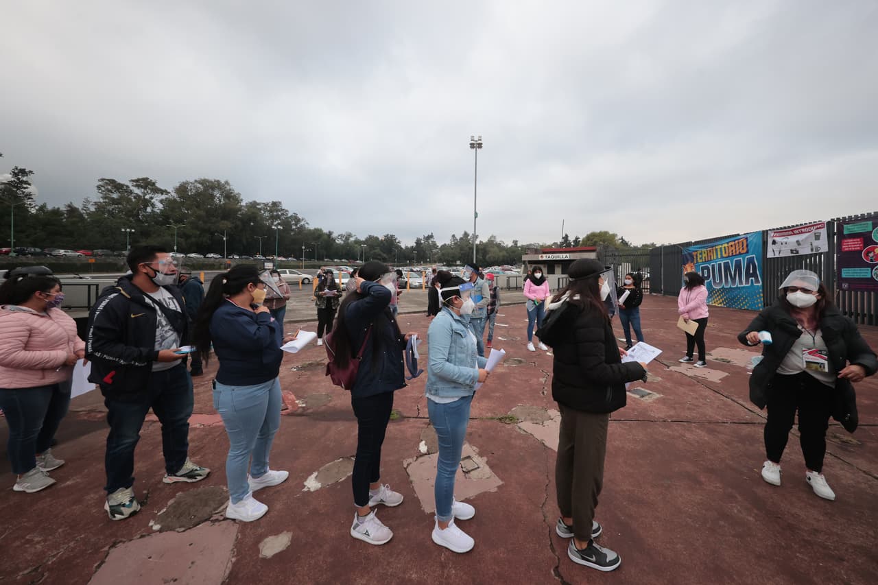 Miles de estudiantes hacen fila antes de que se les tome su temporatura corporal, previo al ingreso a la aplicación de su examen de admisión de la UNAM, la 
<a href="https://www.univision.com/temas/educacion-publica">universidad pública</a> más grande del país. Solamente
<b> uno de cada 14 alumnos entrará al programa de licenciatura.</b>
<br>