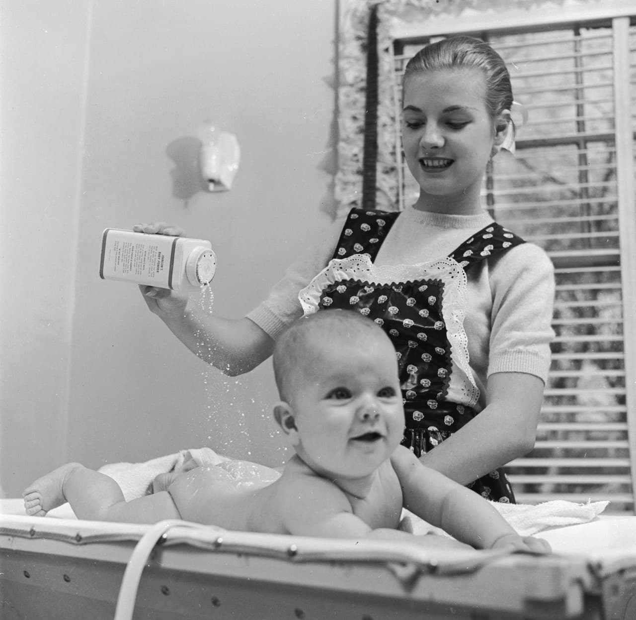 El talco tradicional es un mineral que está compuesto por silicona, magnesio y oxígeno. En su forma más natural contiene
<a href="http://www.univision.com/los-angeles/kmex/cierran-escuelas-por-asbestos-en-edificios-video">asbestos</a>, que puede causar
<a href="http://www.univision.com/noticias/cancer/cancer-de-pulmon-mas-letal-entre-las-mujeres">cáncer en el pulmón</a> si es inhalado. Desde 1971 todos los talcos que se comercializan en EEUU son libres de asbestos, pero aún así hay indicios de que, incluso sin este componente,
<b> podría ser dañino si se usa en el área genital de forma regular durante mucho tiempo.</b>