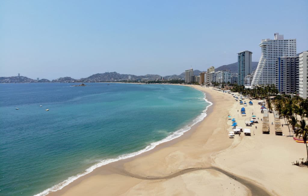 Aunque en estas fechas acostumbran recibir una gran cantidad de turistas, la cuarentena y el distanciamiento social han hecho que las playas de Acapulco estén vacías.