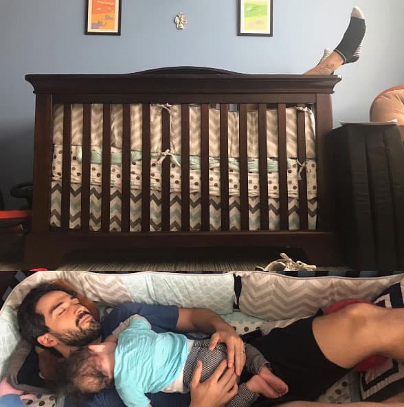 Aquí en pleno momento infraganti cuando se quedó dormido en la cuna con su bebé.