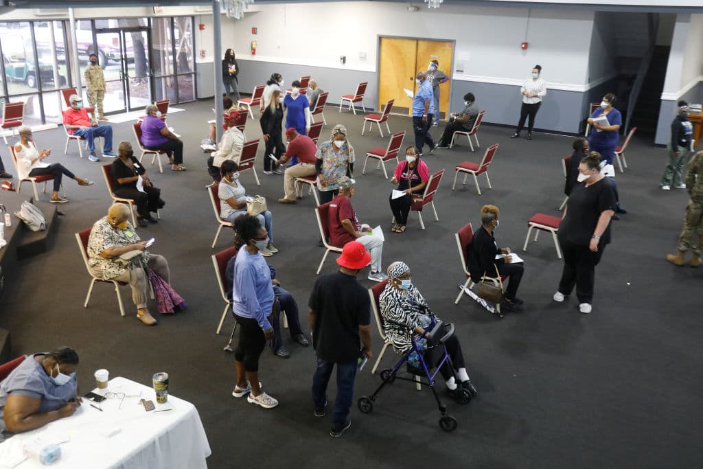 Los CDC también señalan que tras vacunarse contra el 
<a href="https://www.univision.com/temas/coronavirus">coronavirus</a> la persona puede presentar 
<b>fiebre, escalofríos, cansancio o dolor de cabeza</b>.