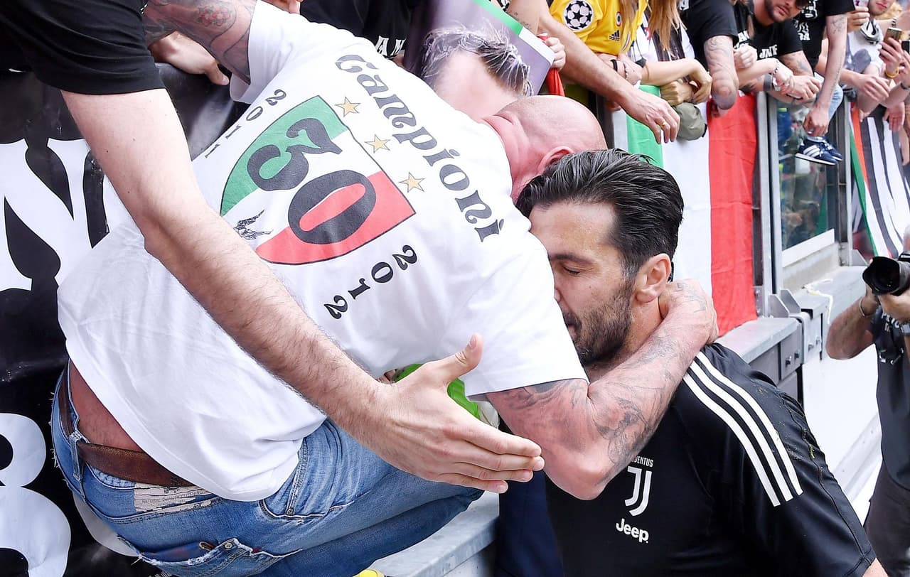 Los fanáticos se entregaron en un acto de total comunión con el arquero Gianluigi Buffon en su último partido con Juventus tras 17 años de trayectoria en el club.