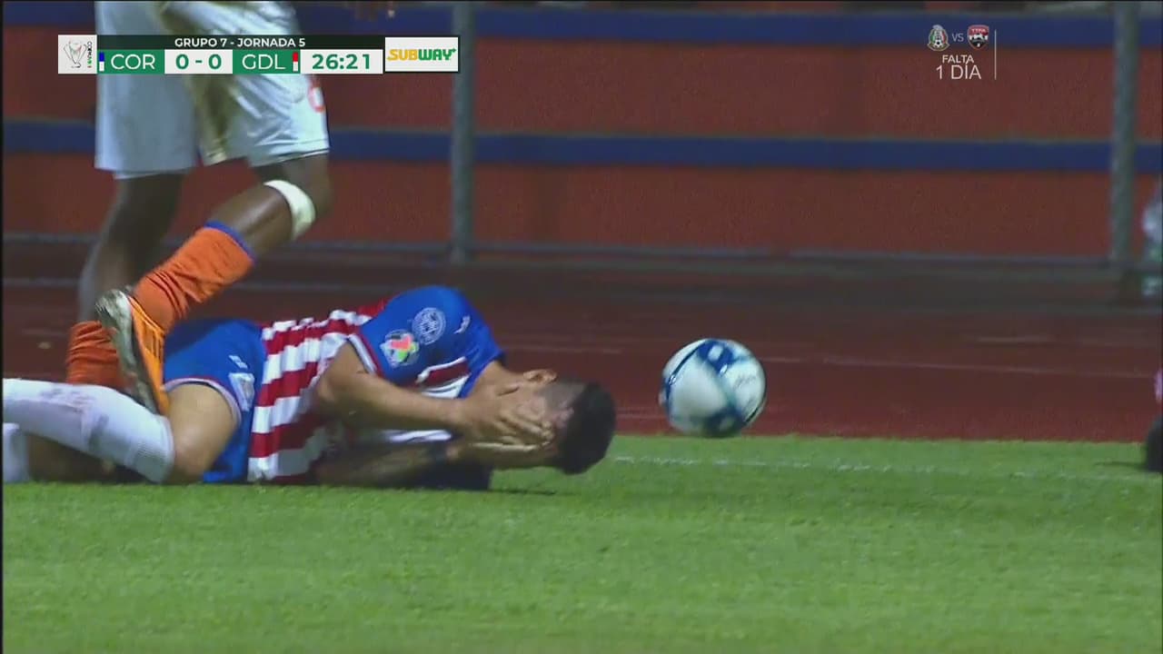 Duro pisotón de Wilber Rentería a Michael Pérez