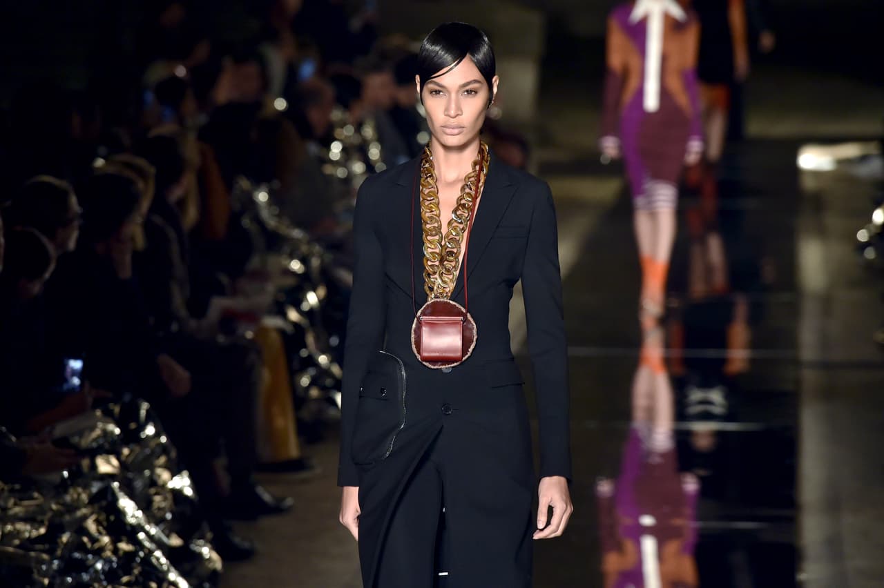 Cuando Givenchy puso a desfilar a sus modelos con estos monederos sobre el cuello creó la posibilidad de llevarlos además como verdaderos collares.