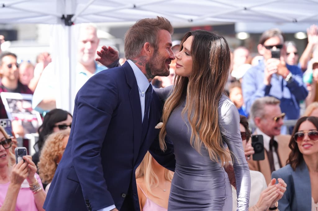 David Beckham recibió esta mañana una estrella en el Paseo de la Fama de Hollywood, en una ceremonia realizada en Hollywood Boulevard, en Los Ángeles. El homenaje abrió con su llegada al área acordonada y el primer contacto con la prensa, en un ambiente de expectación por el acto y con referencias al fútbol por la cercanía del Mundial 2026. En la foto: David Beckham (izquierda) y Victoria Beckham.