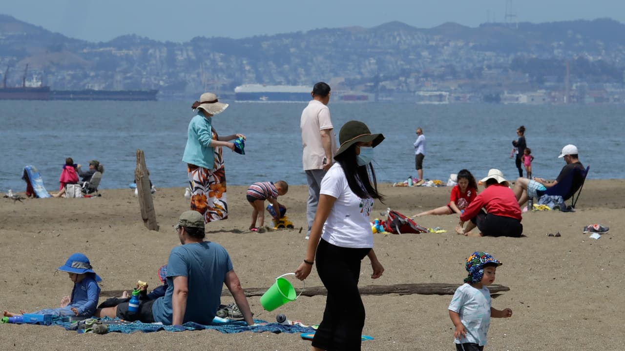 Ir a la playa o viajar durante la pandemia de coronavirus en California te puede costar hasta $1,000 en multas