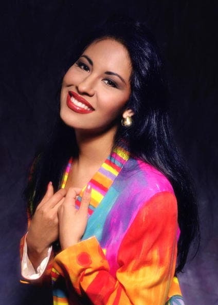 La serie sigue la vida de Selena Quintanilla desde sus pequeños conciertos como cantante en Corpus Christi con su familia, hasta convertirse en una de las artistas latinas más exitosas de todos los tiempos.