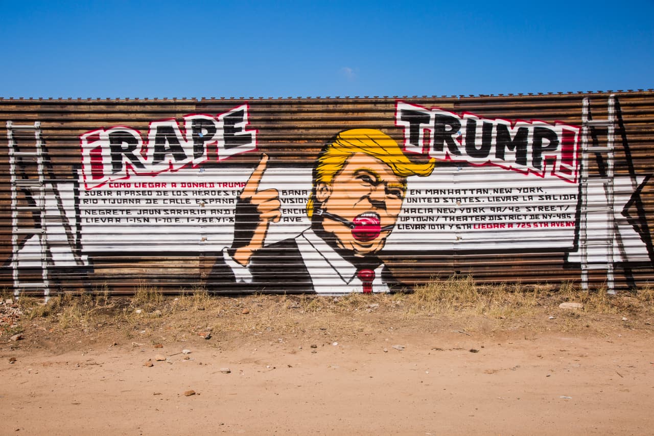 Atacan a Donald Trump con un mural fronterizo