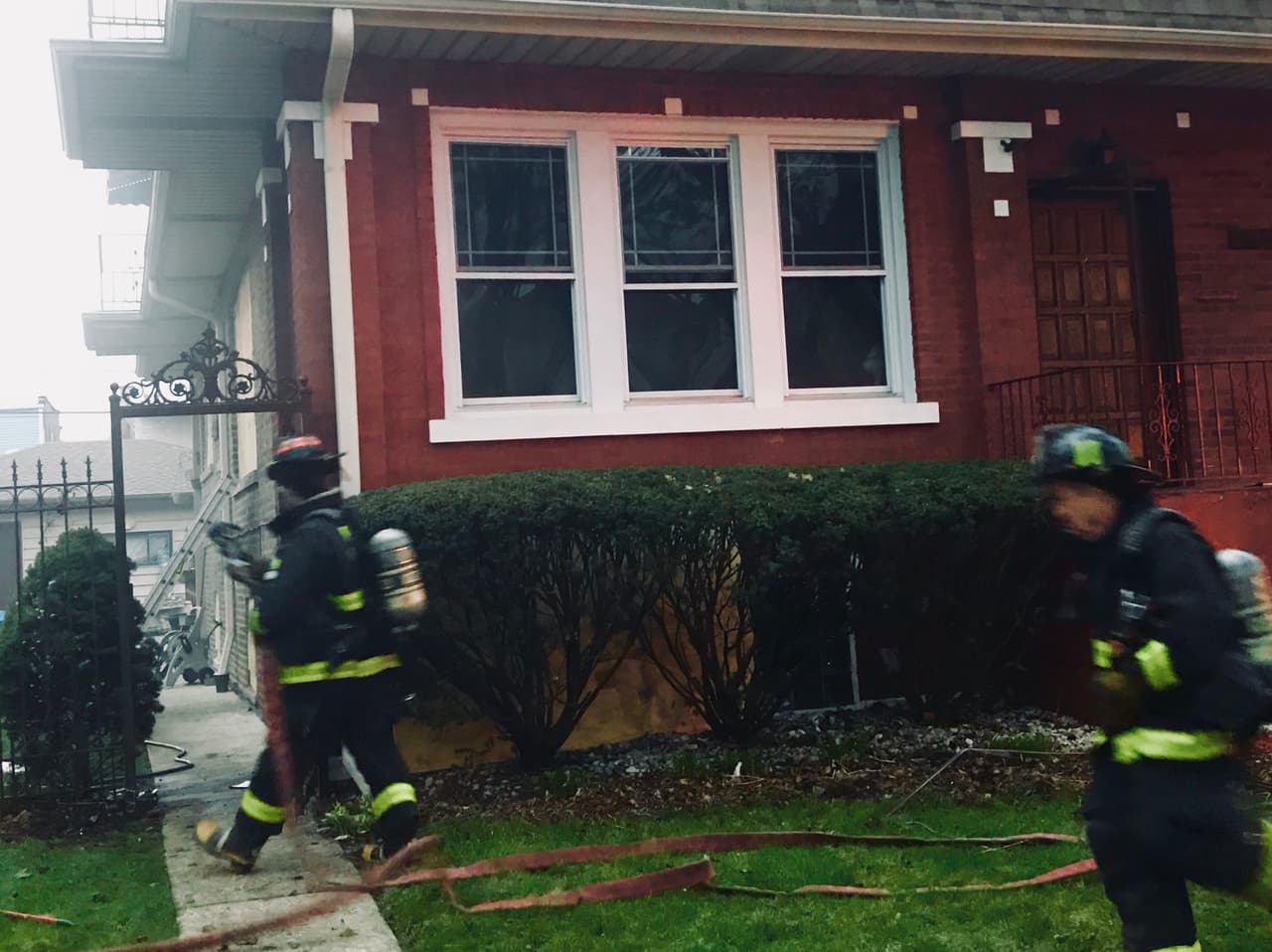 Poco antes de las 7 de la mañana, los bomberos regresaron a la escena ya que un humo espeso volvía a emanar desde el interior de la vivienda.