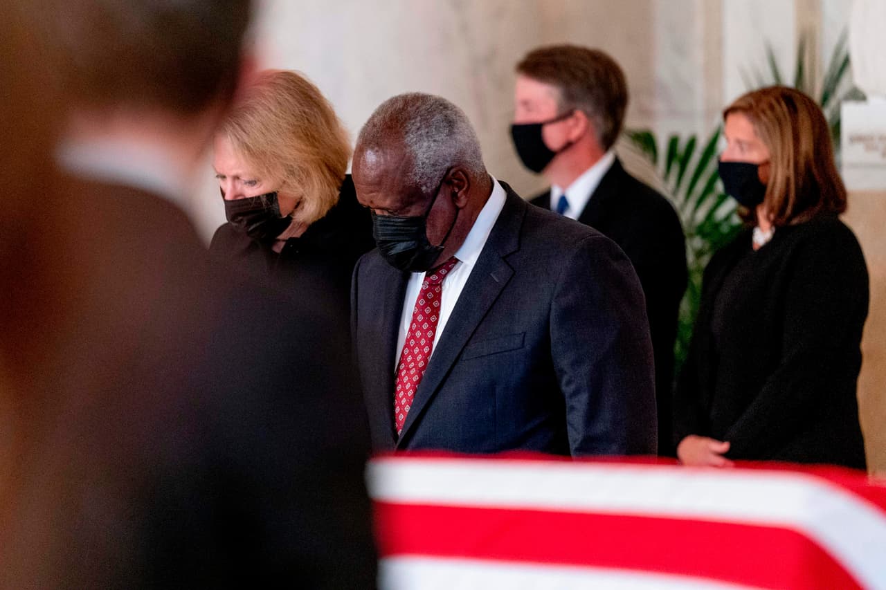 Los magistrados Clarence Thomas y Brett Kavanaugh en la ceremonia.