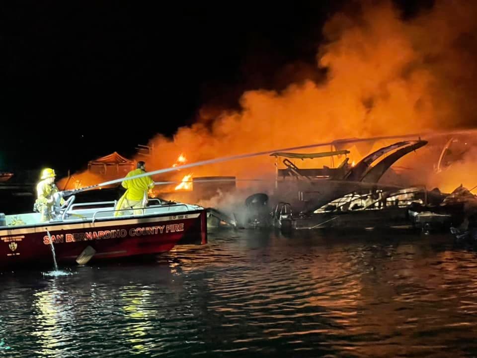 Un incendio de gran magnitud se reportó en la madrugada de este viernes en Lake Arrowhead ubicado en el 
<a href="https://www.facebook.com/SanBernardinoCountyFire/posts/3062690910611492" target="_blank">condado de San Bernardino</a>.