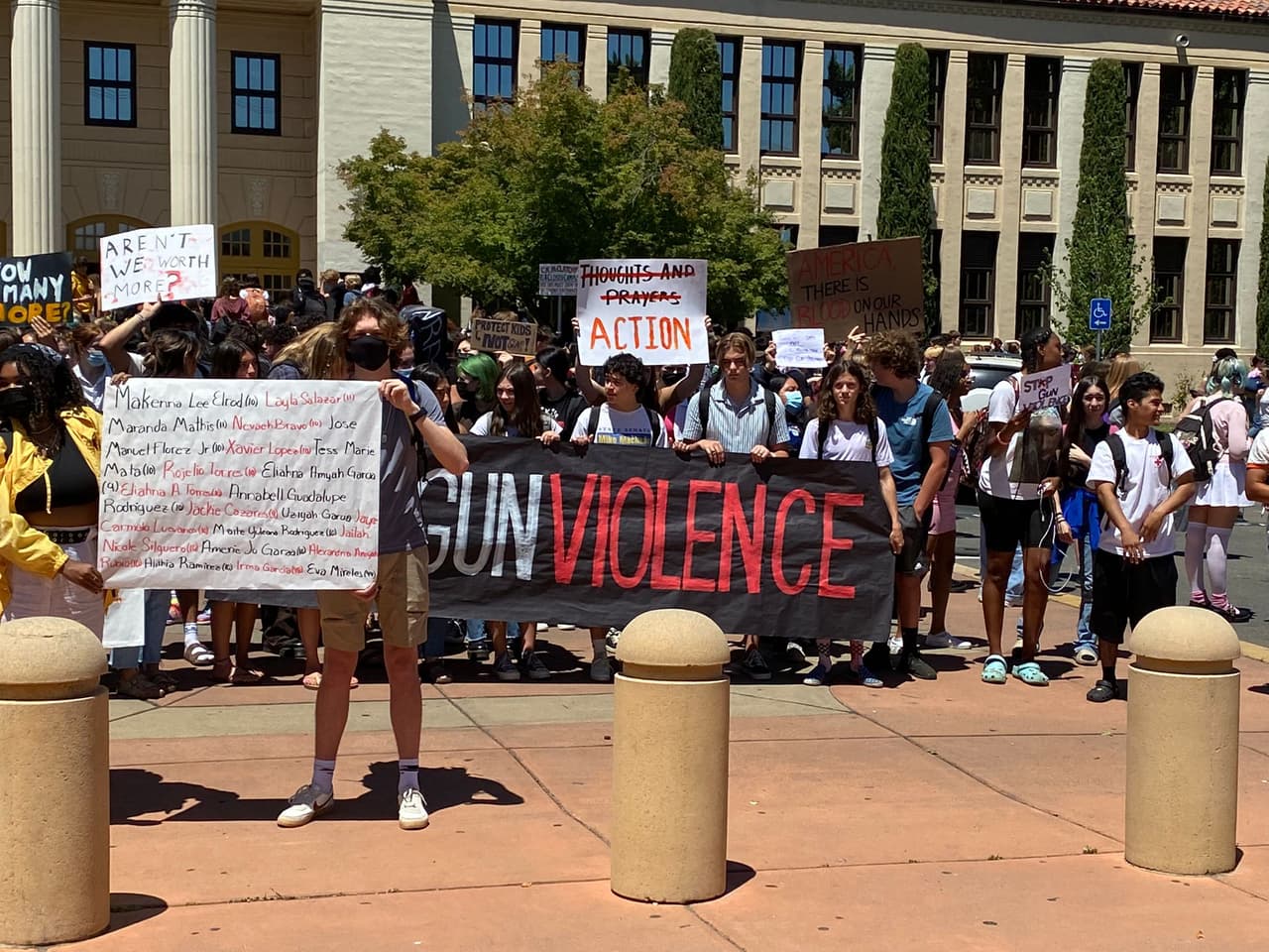 Los estudiantes sostenían pancartas con frases como ‘¿Cuántos más?,’ ‘¿Acaso no valemos más?’ y ‘Protejan a los niños, no a las armas’.