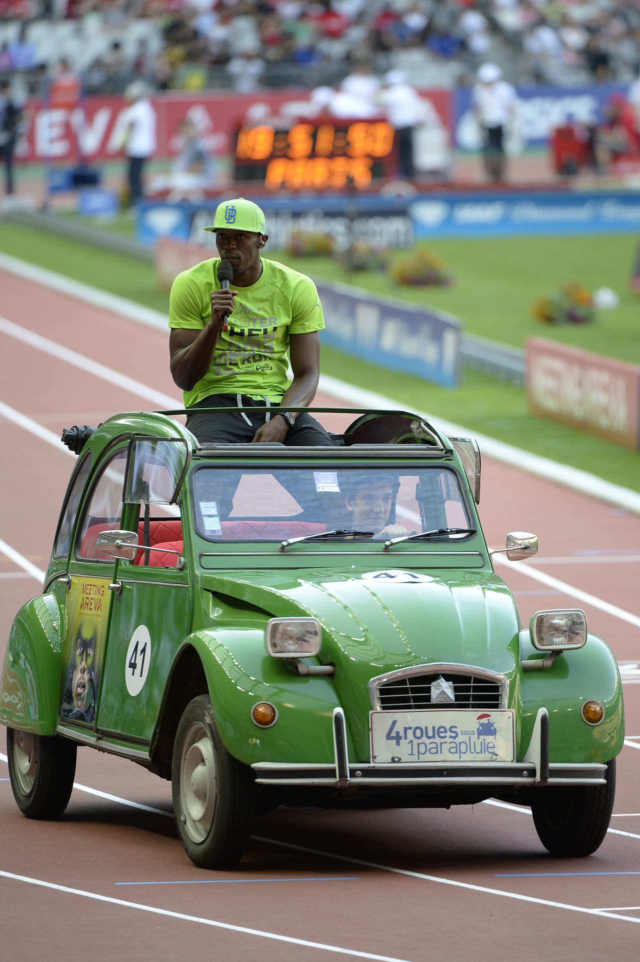 También en 2013, y en una competencia de atletismo celebrada en 
<b>París</b>, 
<b>Bolt</b> ingresó al estadio a bordo de un 
<b>Citröen 2CV </b>(2 caballos), un ícono de la industria automotriz francesa que se produjo desde el año 1948 hasta 1990. Pero no se dejen engañar por su modesto nombre. Al momento de su debut, su motor de menos de medio litro producia 
<b>12 caballos de fuerza</b>. A lo largo de los años aparecieron versiones descapotables e incluso una furgoneta.