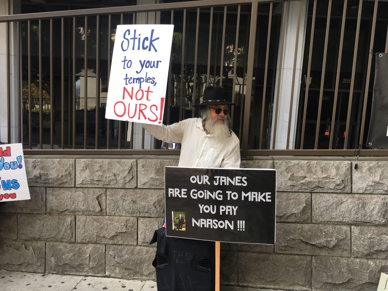 Según la Fiscalía general de California, este caso ha destapado un “abuso generacional y sistemático” que afectó a varias niñas en Estados Unidos. La dependencia le pide a las víctimas potenciales que denuncien.