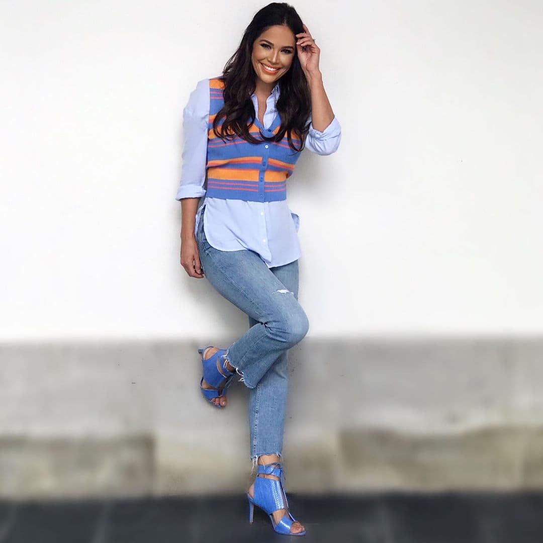 La conductora mexicana optó por agregar extensiones y en este imagen la vemos luciendo al estilo 'boho chic'.