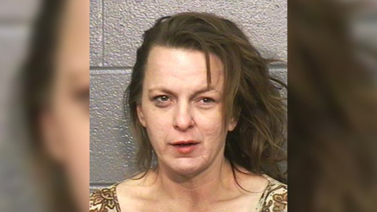 Denice Gayle Moon Cujko, de 52 años. Mide 5 pies 6 pulgadas, pesa 160 libras, tiene ojos cafés y cabello castaño. Se busca por no cumplir con la orden judicial como infractor sexual. Última ubicación conocida: Houston, Texas. Tiene antecedentes en el condado Harris por 15 delitos graves y 9 menores que incluyen prostitución, robo, indecencia con un niño, evasión de arresto, drogas, y por no registrarse como delincuente sexual.