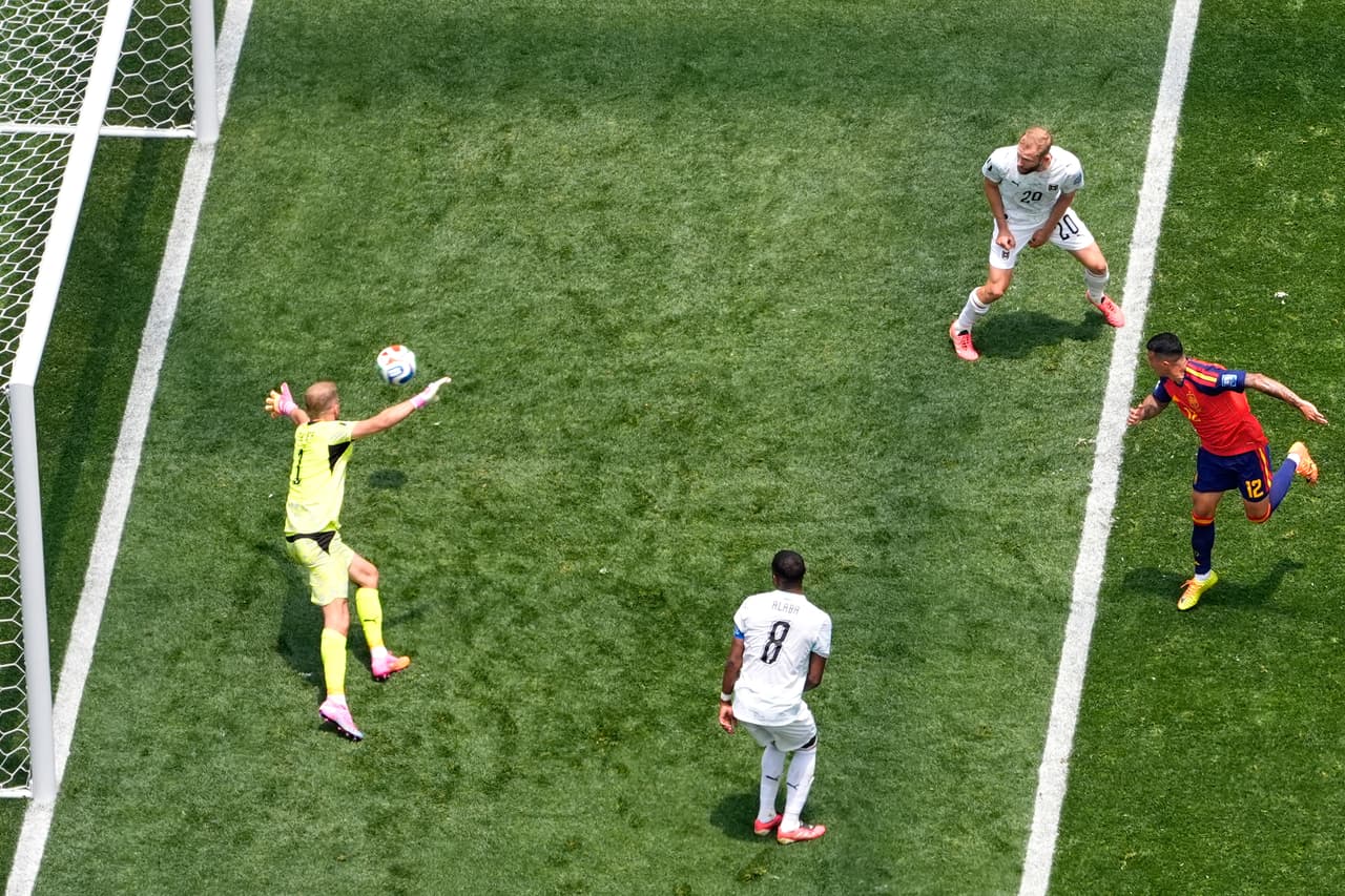 El español Pedro Porro (12) marca el segundo gol de su equipo durante el partido de dieciseisavos de final de la Copa del Mundo entre España y Austria en Inglewood, California, cerca de Los Ángeles, el jueves 2 de julio de 2026.