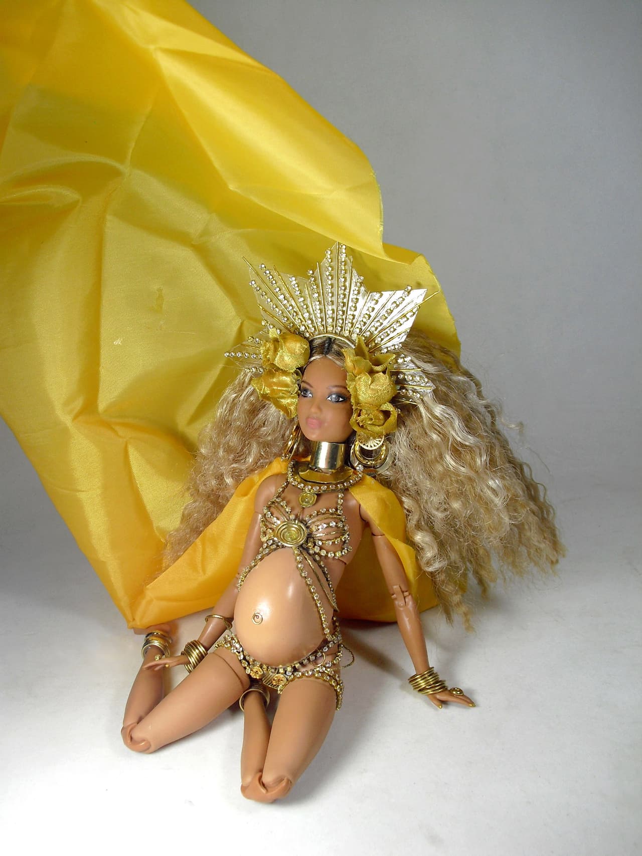 Photo © 2017 Splash News/The Grosby Group Pregnant Beyonce has been immortalised as a Barbie-style doll. Fan Marcus Baby has recreated the singer's expectant look based on her appearance at last month's Grammy Awards. Beyonce, 35, performed in a two-piece outfit that revealed her bump. Now Marcus - based in Brazil - has made the doll which he says is not for sale. "I did this job in five days and her clothes are made with gold chains, rings and wire," he said. The star is expecting twins with husband Jay-Z later this year.