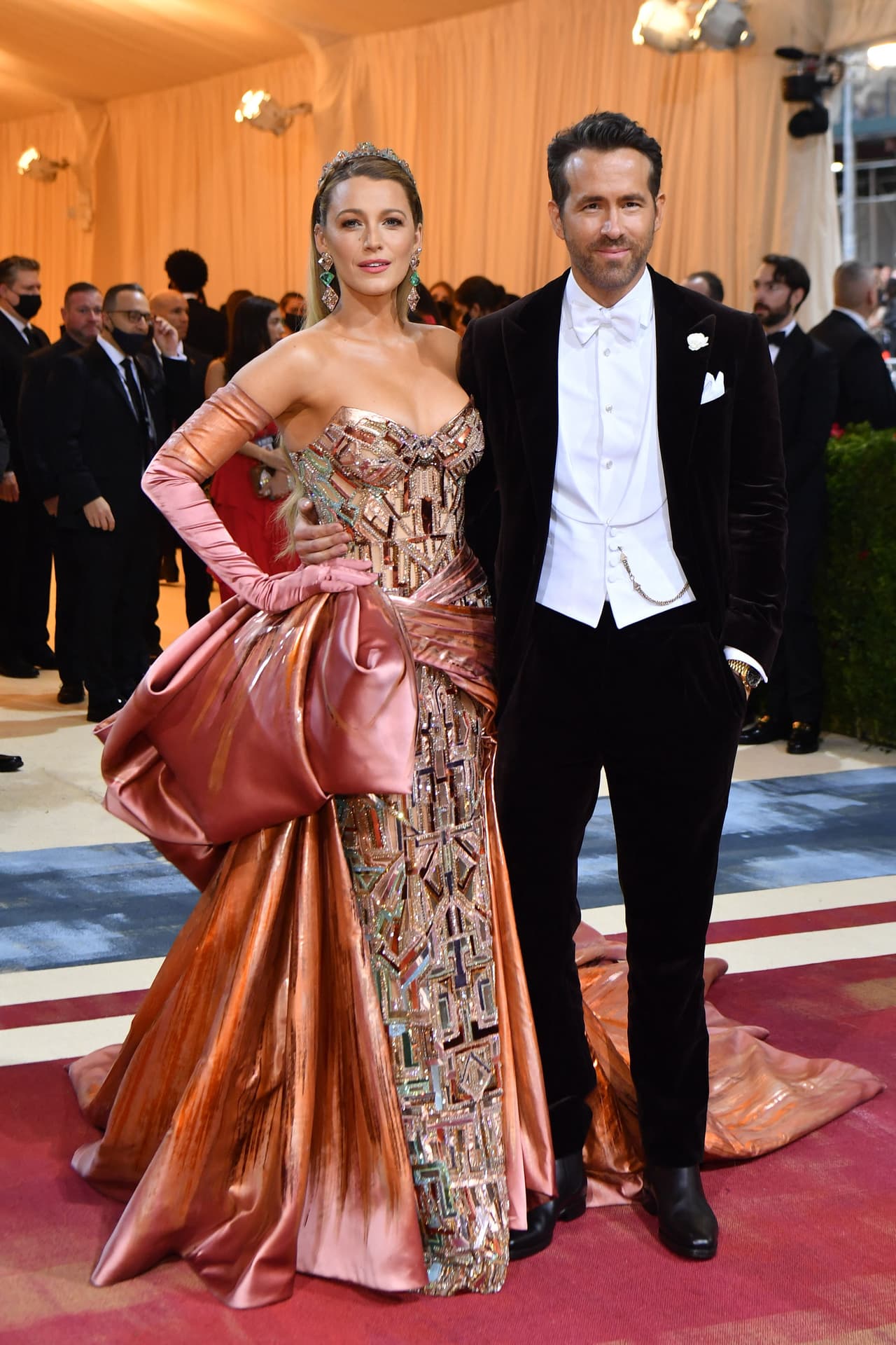 <b>Blake Lively y Ryan Reynolds</b>
<br>La pareja fungió como co-presidentes de la Met Gala 2022 y su protagonismo en este máximo evento de la moda estuvo acompañado con gran estilo y glamour gracias a sus looks. Blake lució un vestido Atelier Versace inspirado en Nueva York que tuvo un sorprendente cambio en plena alfombra roja.