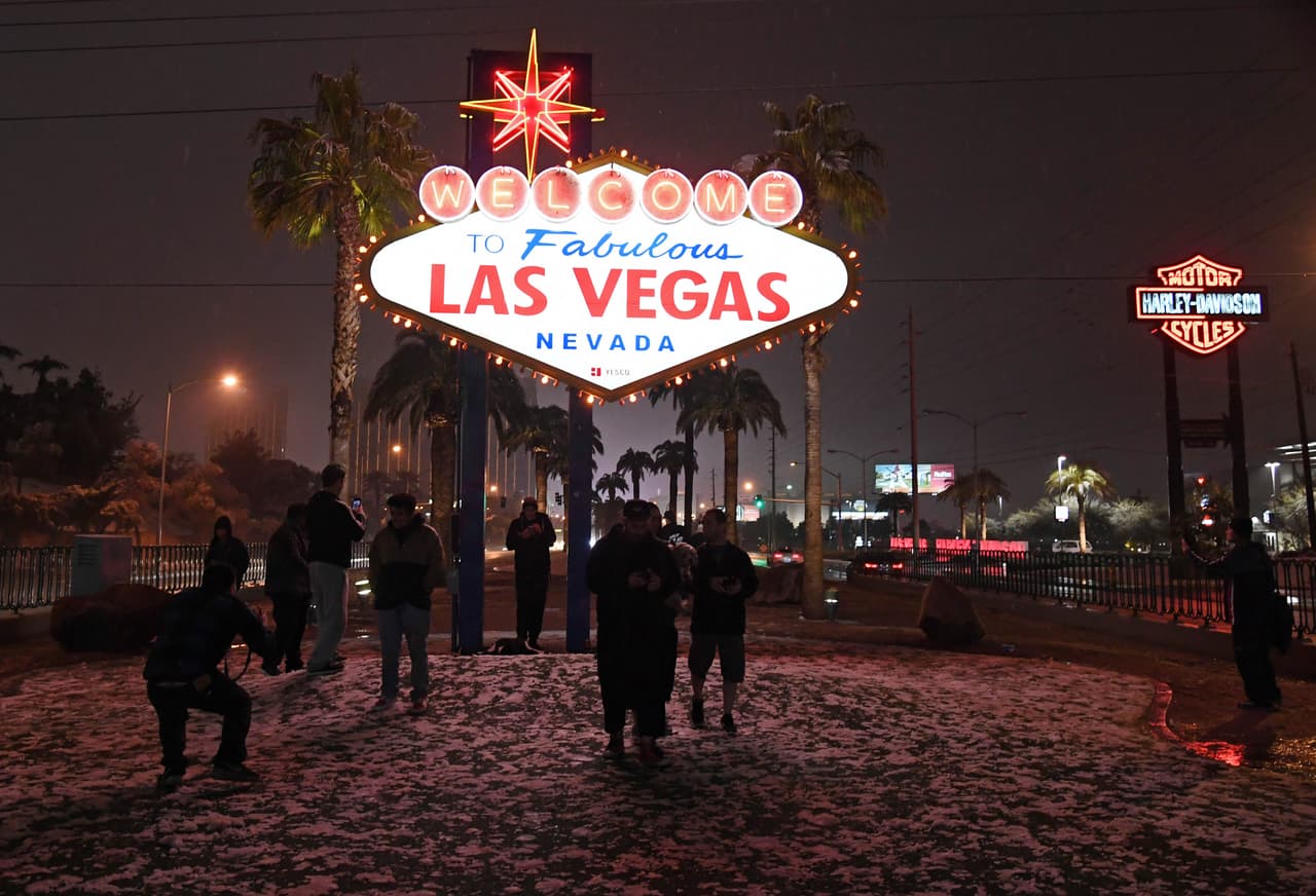 Algunos turistas se reunieron frente al anuncio de bienvenida de la ciudad para tomarse fotografías durante la tormenta de nieve. El Servicio Nacional de Meteorología de Las Vegas había emitido un aviso de clima invernal para el área durante la noche del miércoles