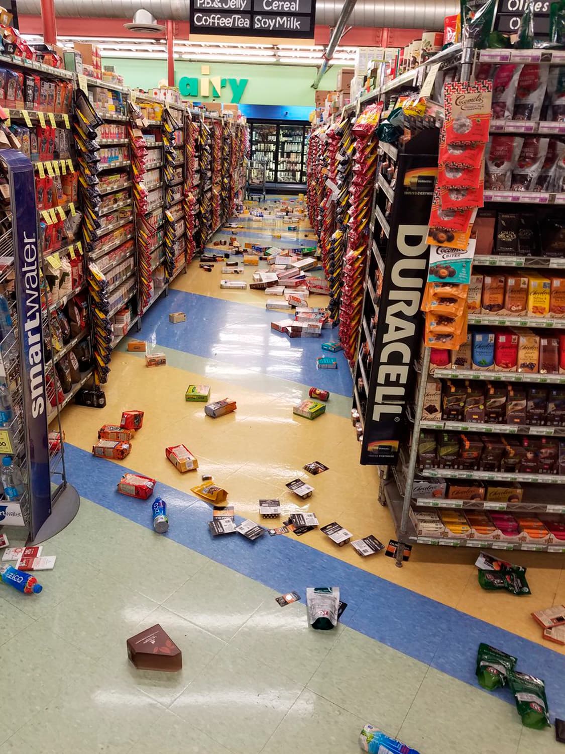 En una tienda de Anchorage, la mercancía de una tienda en el suelo después del sismo.