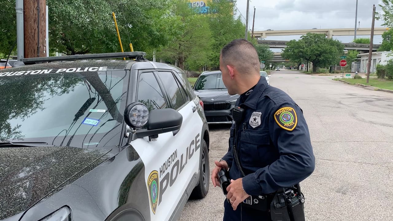 Si son oficiales encubiertos, deben de estar acompañados por oficiales de patrullaje que andan en automóviles de la policía.