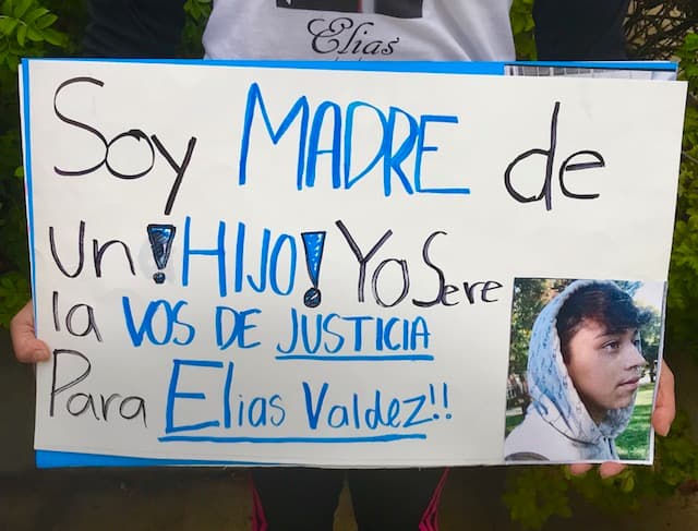 Marcela Fierros, madre de Elias se encuentra junto con sus otras dos hijas, Elizabeth y Paola en una protesta pacífica afuera de la corte en el 5600 de Old Orchard en Skokie donde se llevará a cabo la audiencia judicial.