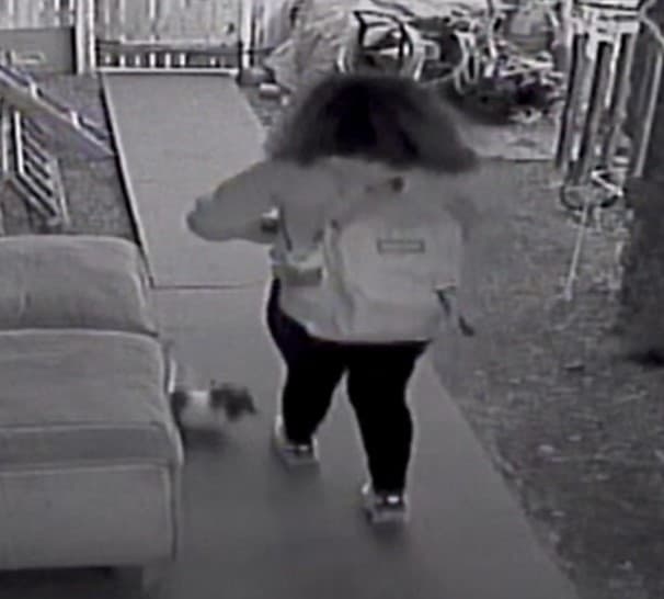 Gaby sale a la escuela, pero no vuelve.