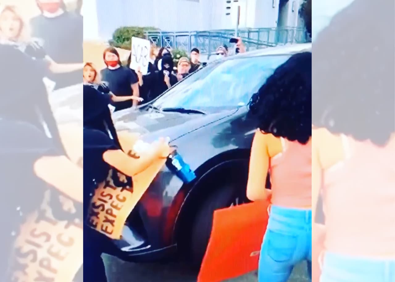 Arrestan por intento de asesinato a conductor que aceleró vehículo en medio de protesta en Bakersfield
